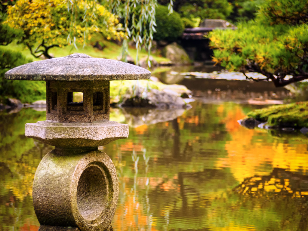 Lanterna de pedra e lagoa