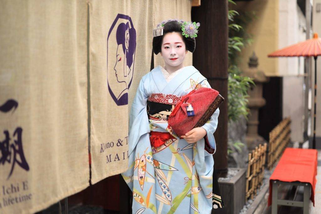 maiko in front of Maikoya Teahouse
