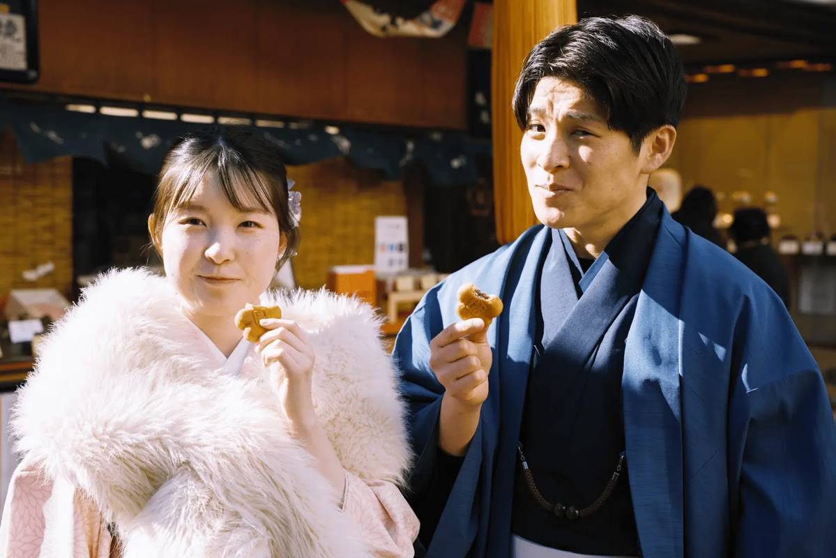 eating-at-nakamise-shopping-street