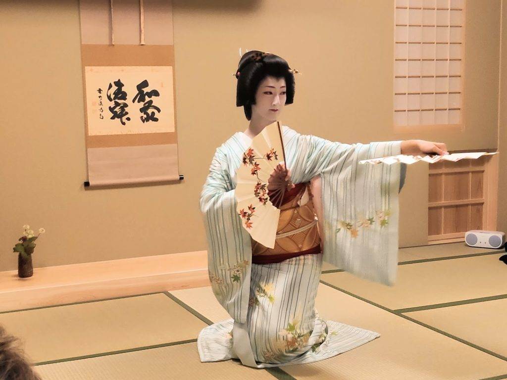 Geiko dancing with hand fans at Maikoya