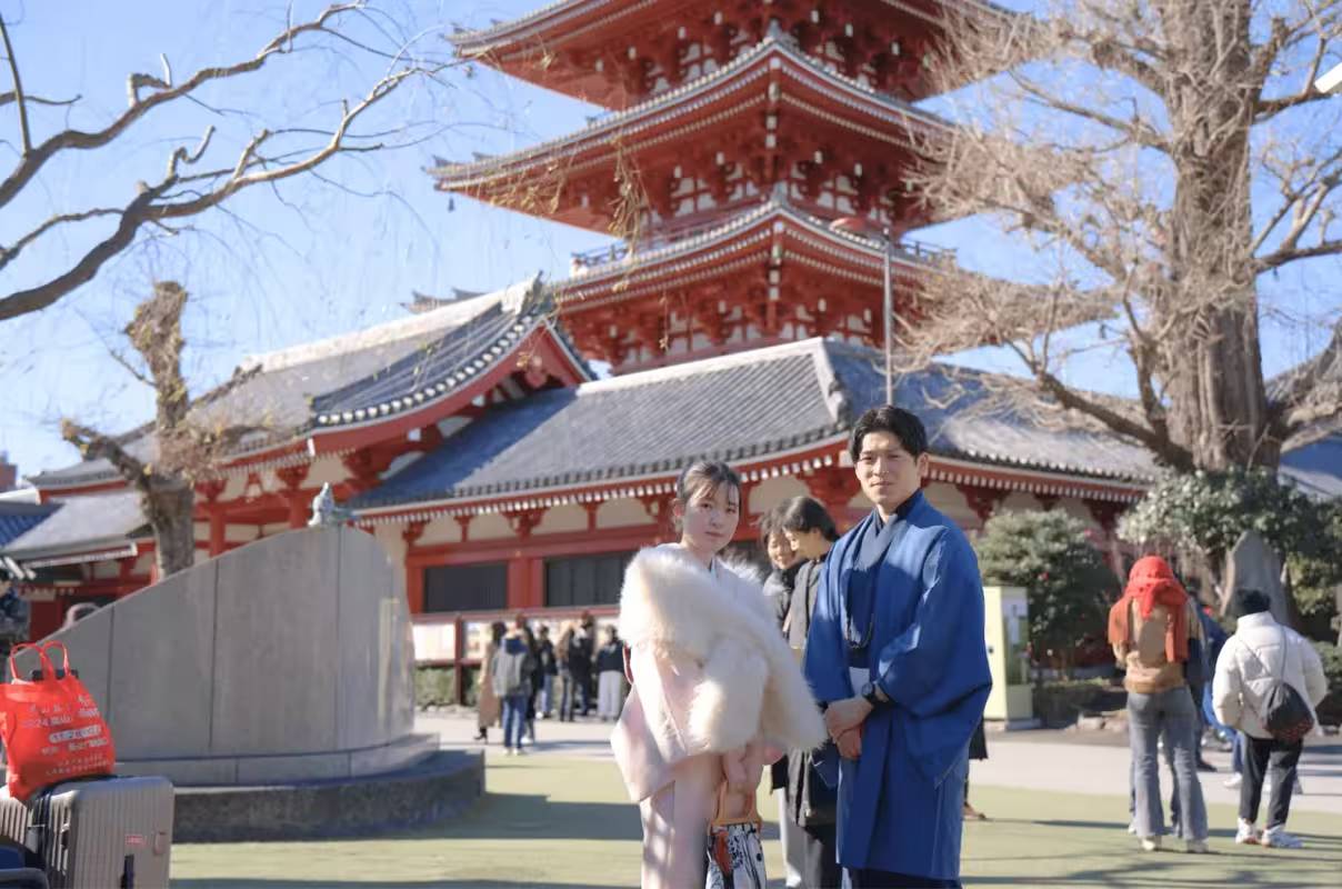 couple sensoji temple