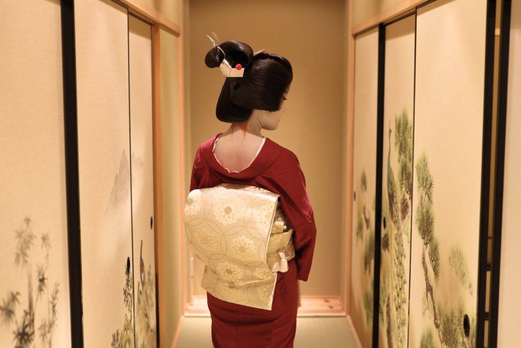 Geiko in a hall way