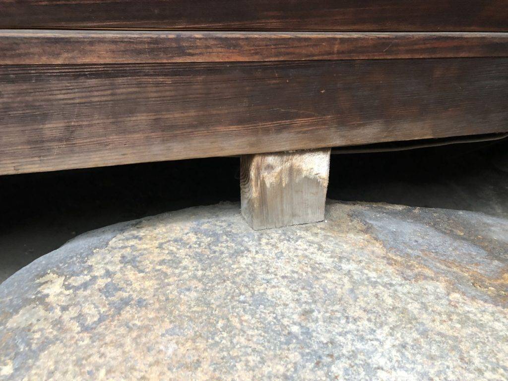 The machiya building pillars usually rest on big stones so the building usually don't collapse. These stones, often kurama ishi, cost as much as $20,000 a piece.