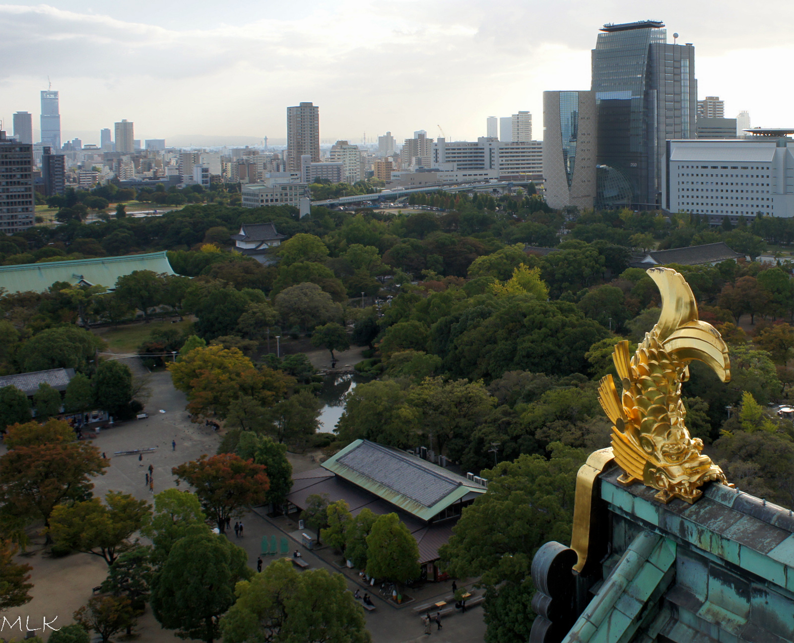 Um shachihoko é um animal no folclore com a cabeça de um tigre e o corpo de uma carpa. Acreditava-se que este animal poderia causar a chuva a cair. Templos e castelos eram frequentemente adornados com esses ornamentos de telhado para protegê-los de incêndios.