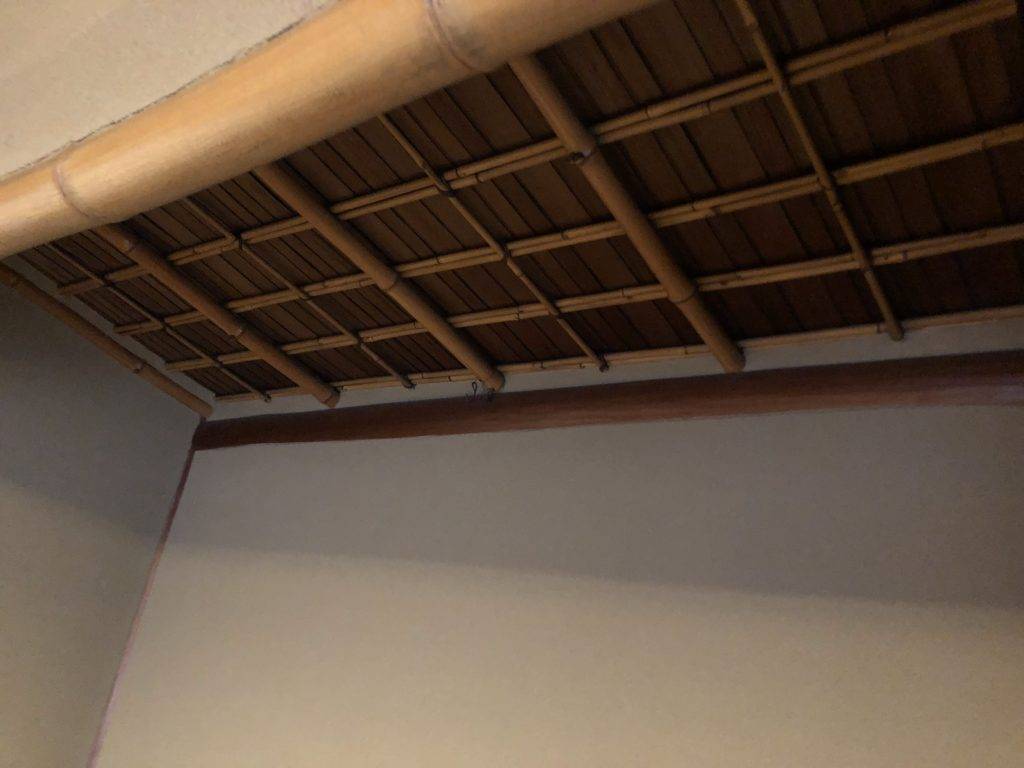 Machiya low ceilingsmade out of cedar and bamboo also act as a defence for the samurai as katana cannot be easily used indoors. In the past ninja used to hide under the basement and people were advised to not to step on the intersections of the tatami
